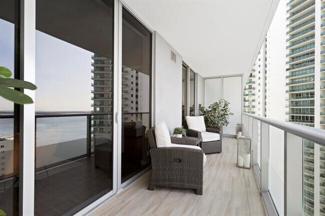 Building Photo - 1300 Brickell Bay Dr