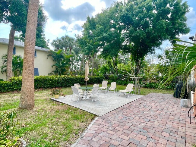 Building Photo - Available MAY - DEC 2026 Fully Furnished Turn Key 2 BR 2 BA inc Utilities Heart of Downtown Vero!...