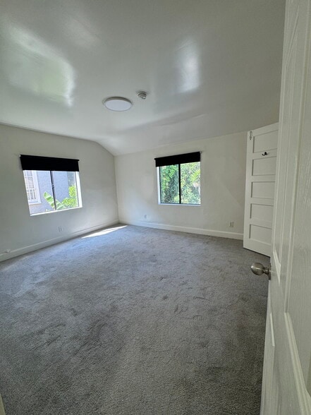 Building Photo - 910 North Vendome Street