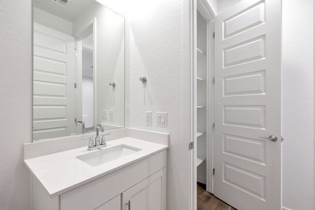 Building Photo - ** Like new Luxurious Modern townhome with 2 Master Suits in Warner Meadows**