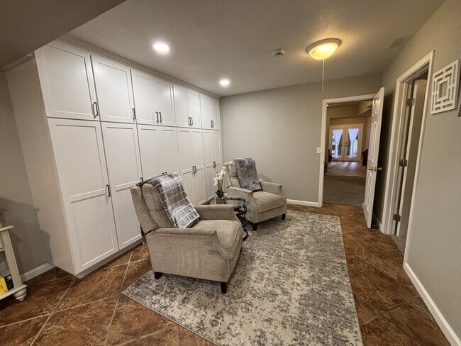 Building Photo - Beautiful, fully remodeled and furnished 1600+sf apartment ready to go!