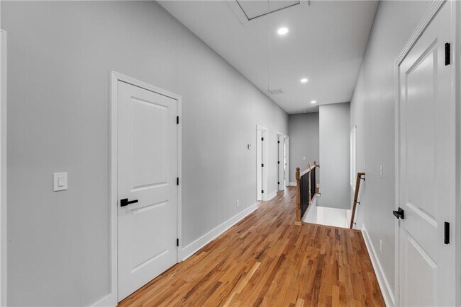 Building Photo - 2150 Essex Ave SW