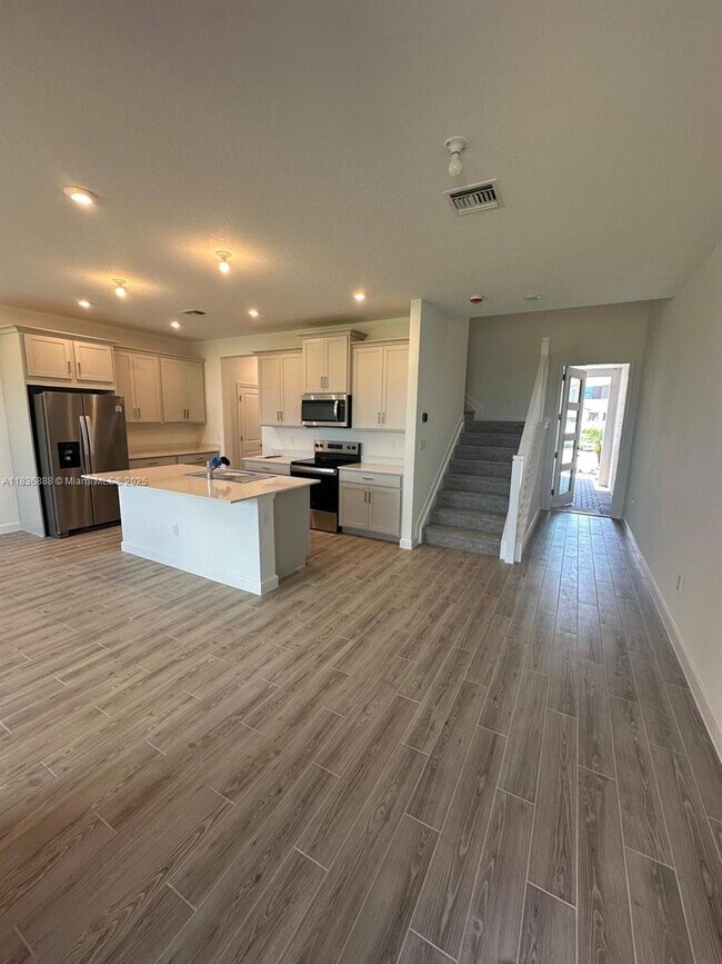 Building Photo - 14051 SW Thorens Dr