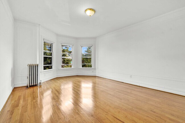 Building Photo - 1200 Beverley Rd