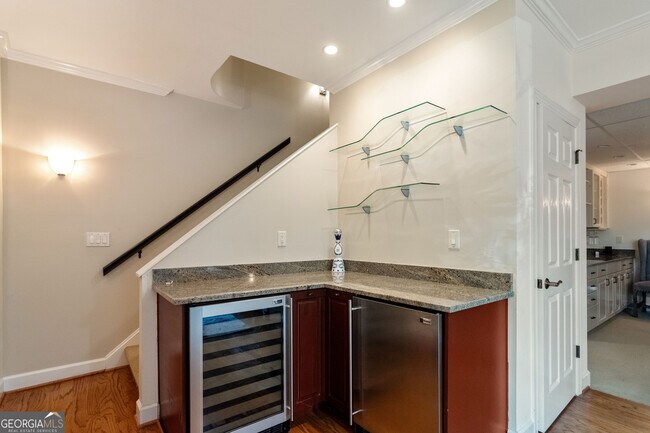 Building Photo - 3850 Glenhurst Dr