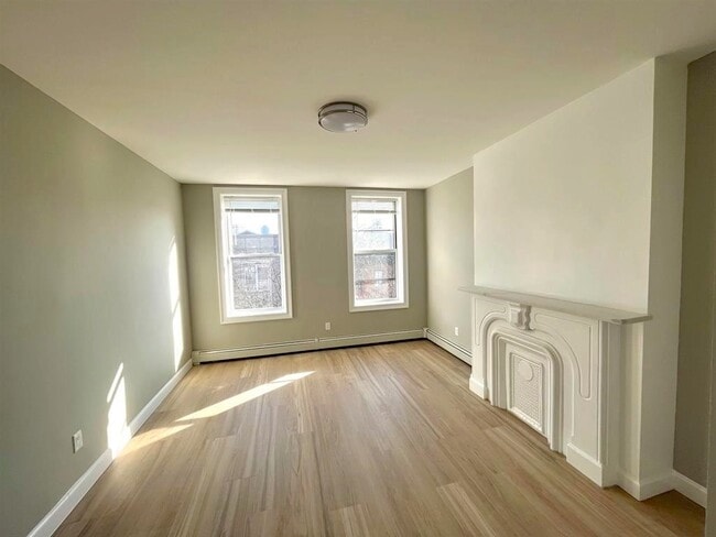 Building Photo - 208 7th St