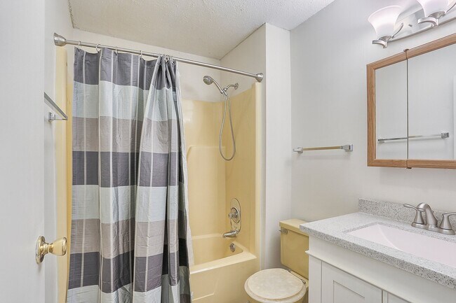 Building Photo - English Creek- Casa