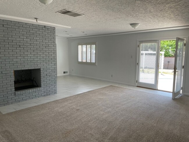 Building Photo - Open floorplan/Huge yard/Lots of Storage/Fireplace