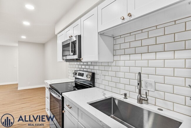 Building Photo - 1 Bed/1 Bath Available in Huntington Beach