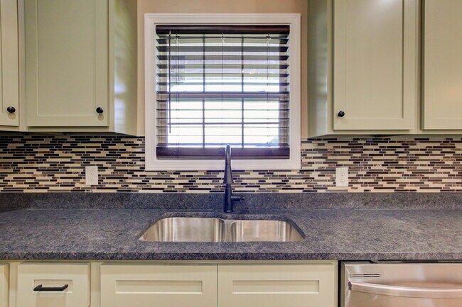 Building Photo - 135 Riverbend Dr