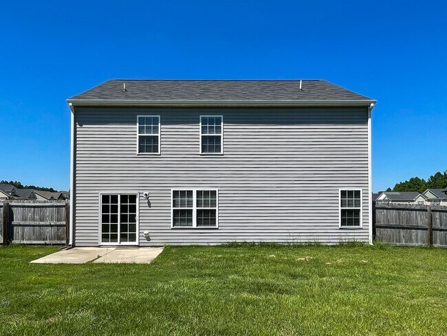 Building Photo - Lovely 5 Bed 3 Bath Home with Community Amenities