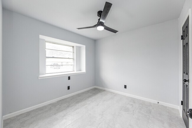 Building Photo - 1109 E Columbia Ln