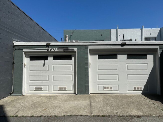 Building Photo - Sunny two bedroom apartment