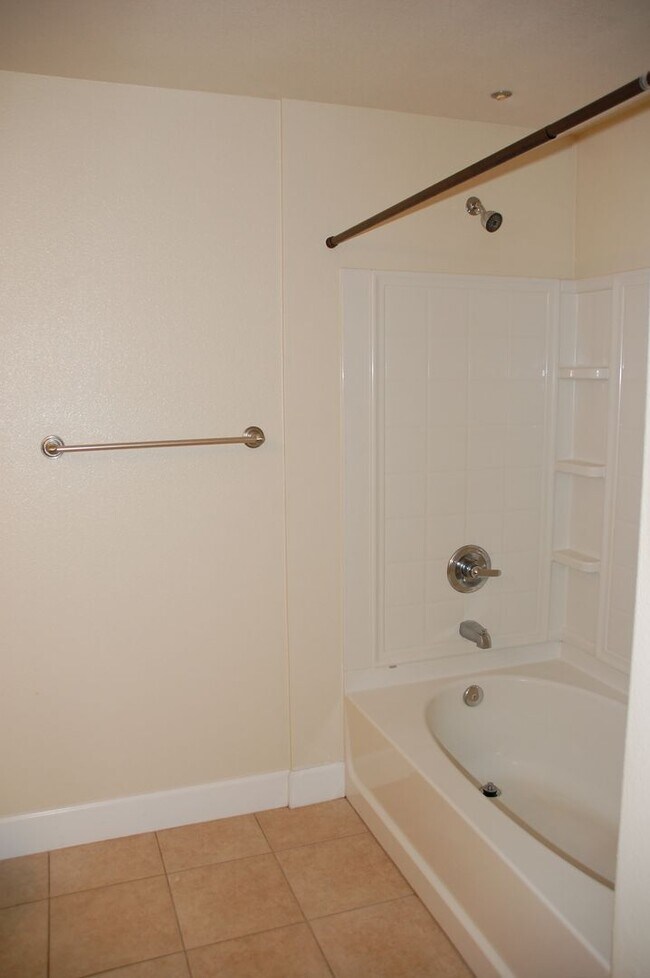 Building Photo - Nice Condo w/Garage in Roseville