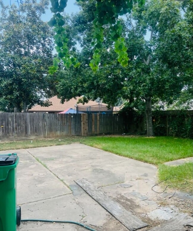 Building Photo - EFFICIENCY UNIT WITH TILE FLOORING THROUGHOUT