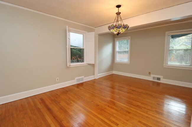 Building Photo - Updated 3 bedroom 2.5 bath home in Sherwood Forest