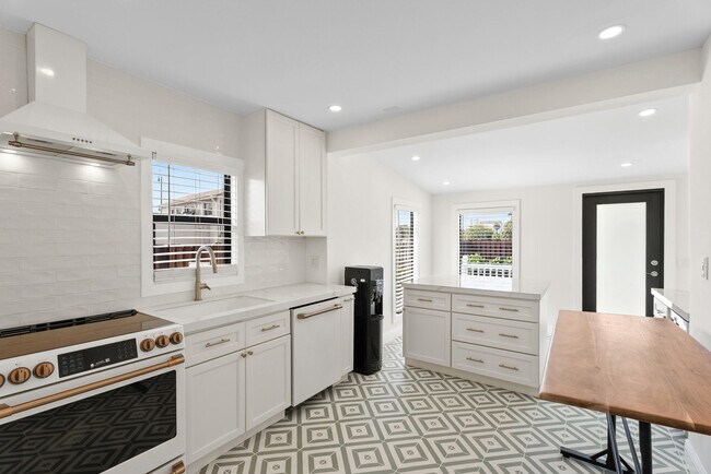 Building Photo - 517 55th St