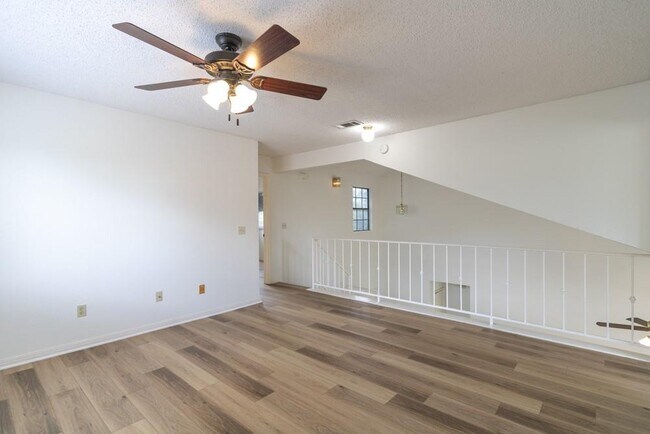 Building Photo - 300 Oakcrest Dr