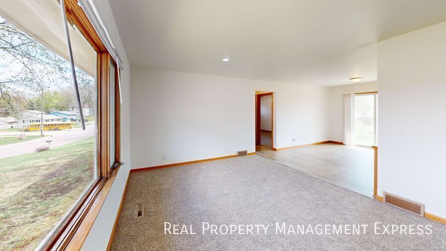 Building Photo - Spacious 2 Bedroom, 2 Bath Home in the Heart of Dell Rapids