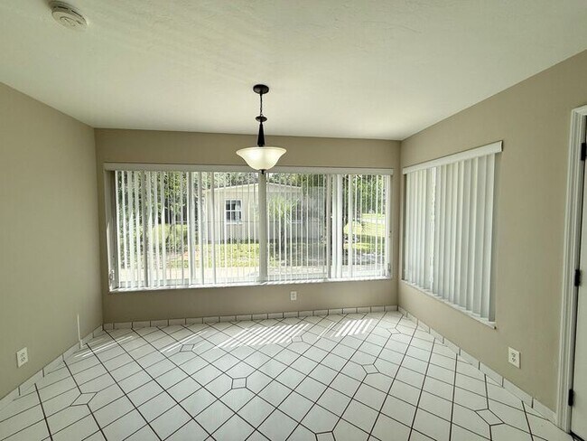 Building Photo - Cute 3/2 Home in Deltona!