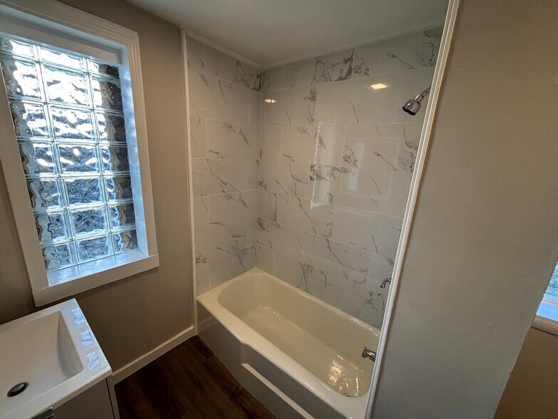 Building Photo - 77 Ferry St