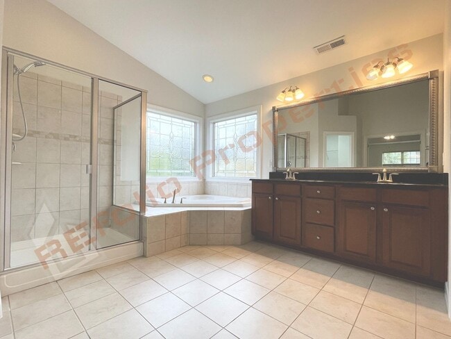 Building Photo - Lovely 5 Bedroom 4 Bathroom Single Family ...