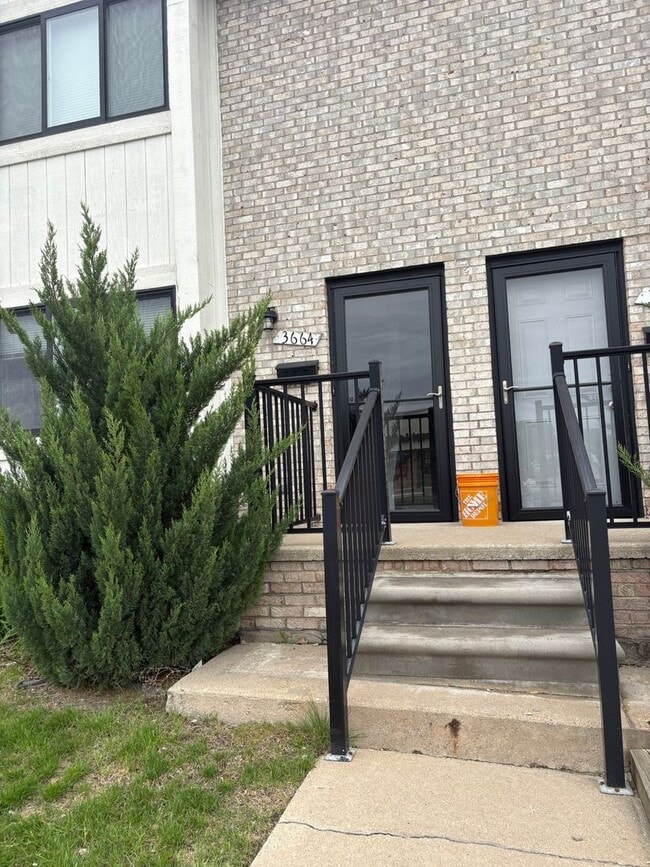 Building Photo - Beautifully Updated Townhouse – Prime Location!