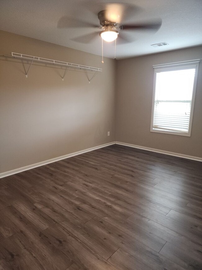 Building Photo - LOVELY TWO STORY W/ 5 BEDS, 3 FULL BATHS. ...