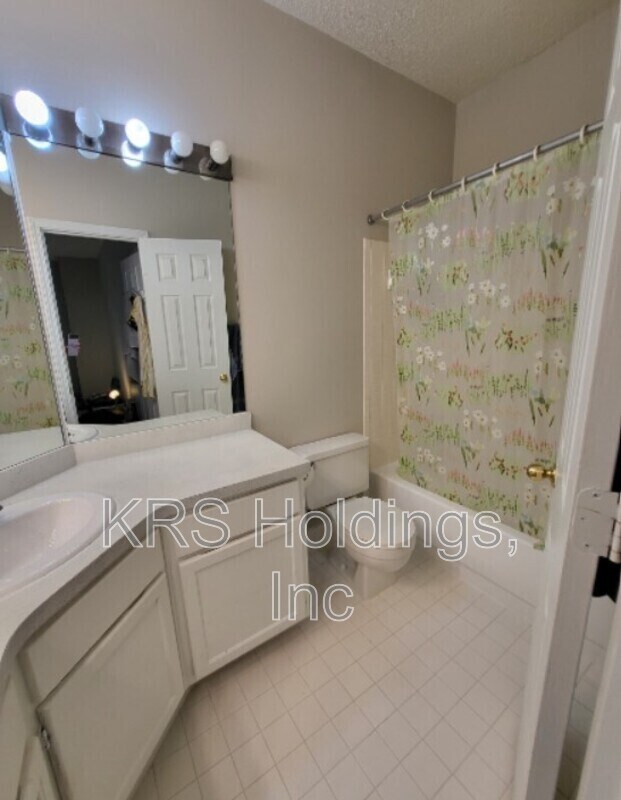 Building Photo - 13070 Autumn Woods Way