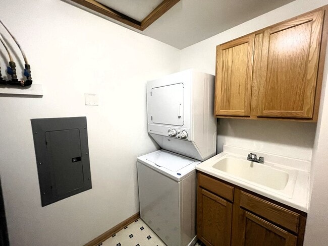 Building Photo - Furnished Second Floor Condo - Williams Bay