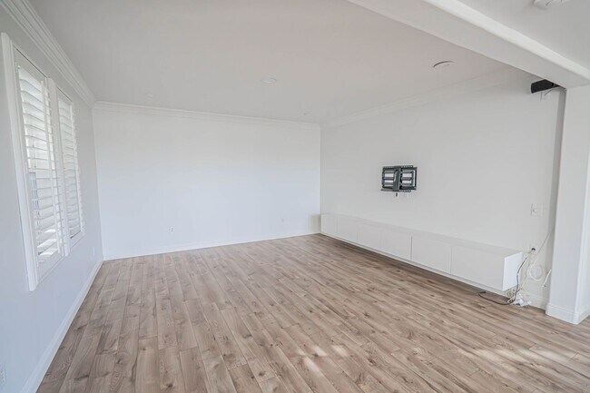 Building Photo - Spacious 4-Bedroom Home with Downstairs Bed/Bath & Full Community Access in Valencia!