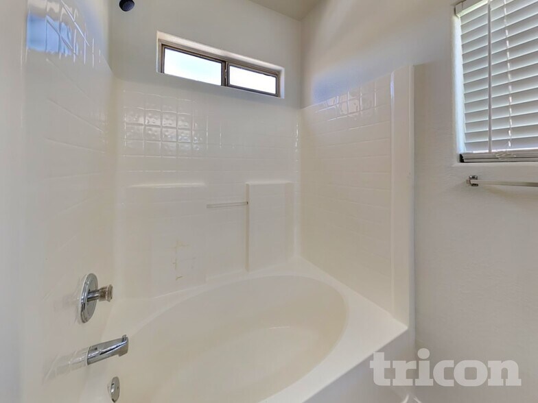 Building Photo - 1750 W Union Hills Dr