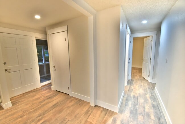 Building Photo - 3Bd/1.75Ba Woodinville House