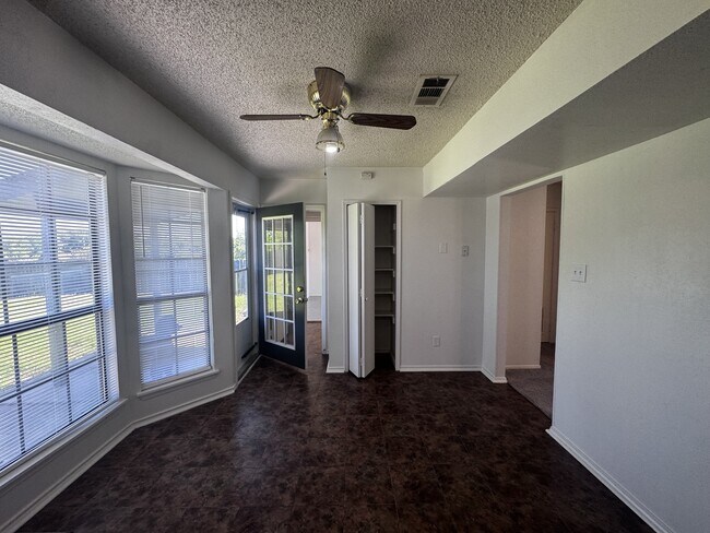 Building Photo - 1613 Bobby Lee Dr