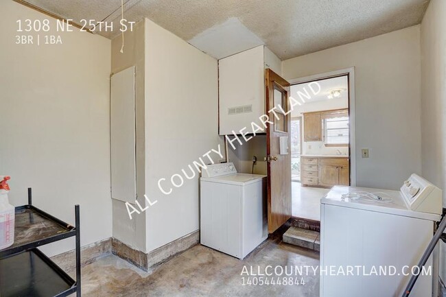 Building Photo - 1308 NE 25th St