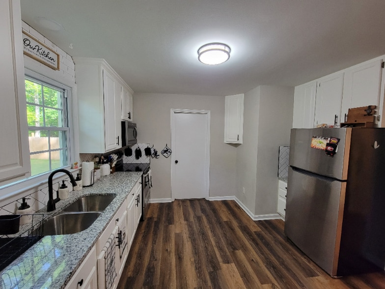 Building Photo - 3904 Robert E Lee Dr