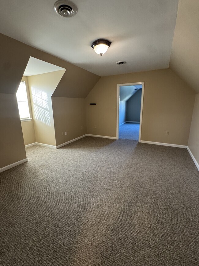 Building Photo - 6060 Oxbridge Dr