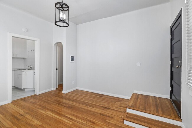 Building Photo - Great Hillcrest Studio