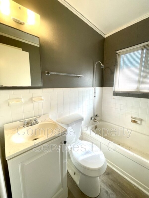 Building Photo - 1120 Elm Ave