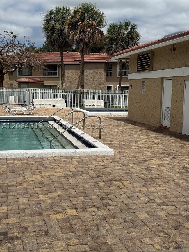 Building Photo - 10228 Twin Lakes Dr