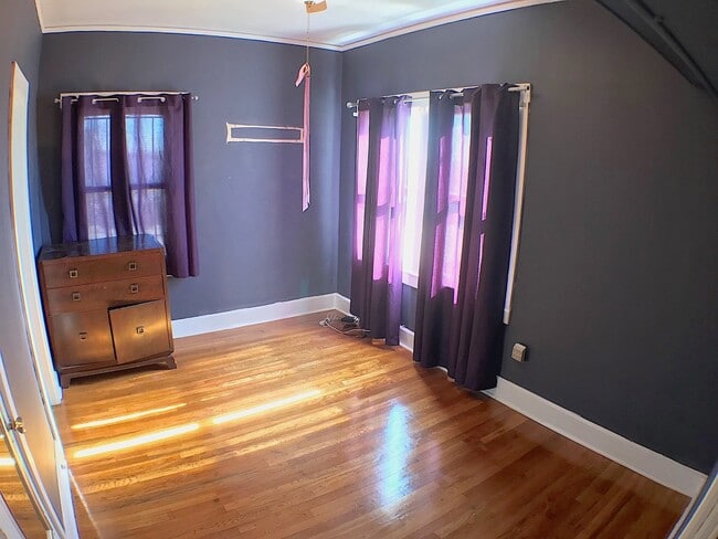 Building Photo - Central El Paso 2 bed REFRIG A/C with Moun...