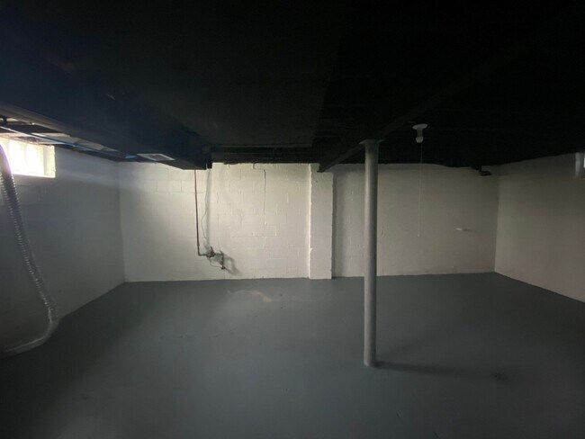 Building Photo - Renovated 3-Bedroom Home – We Welcome Sect...