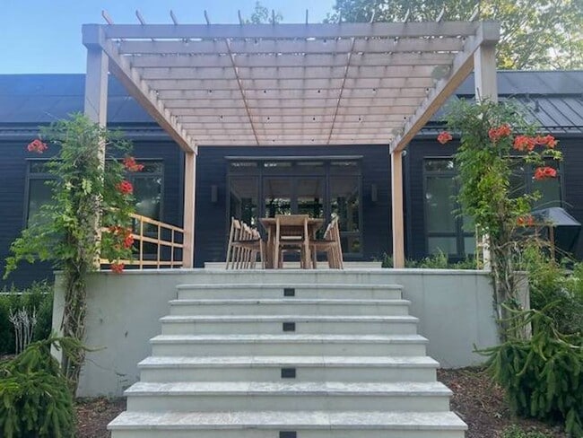 Building Photo - 9 Willow Pond Rd