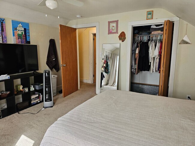 Building Photo - 4 bedroom House Close to U of M! Leasing for Fall 2026!