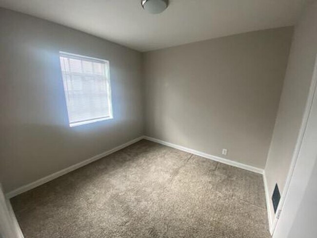 Building Photo - 1 Bedroom on S High St