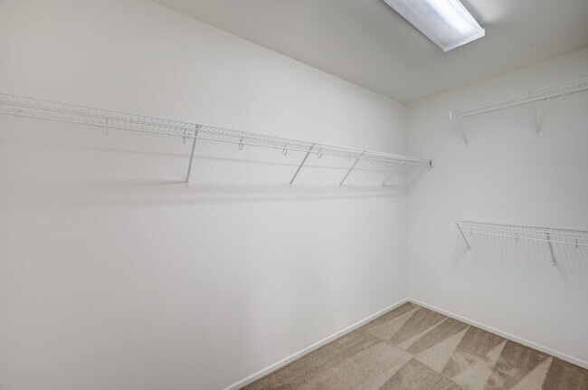 Building Photo - Beautiful 3 bedroom/2.5 baths located acro...