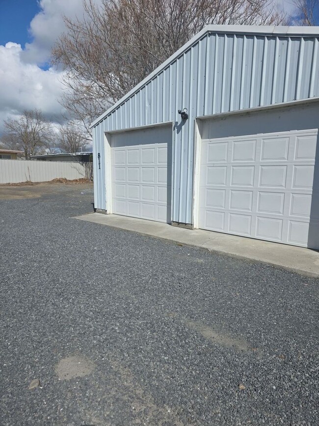 Building Photo - Lake house on 1/2 acre