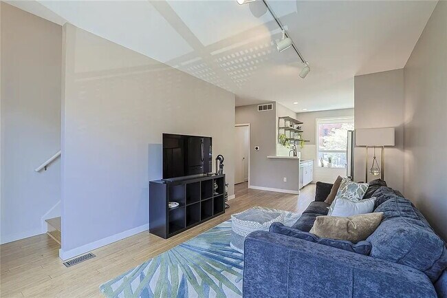 Building Photo - "Chic Canal Boat Ct Retreat: Spacious 1-Bedroom with Two Baths & Modern Amenities!"