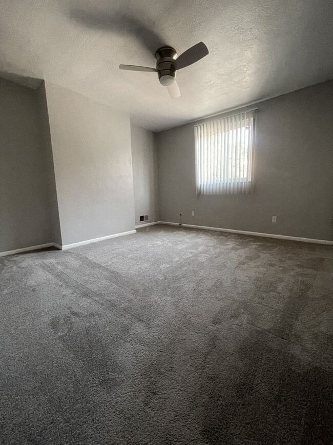 Building Photo - 2 Bedroom 1 bath w/laundry and yard