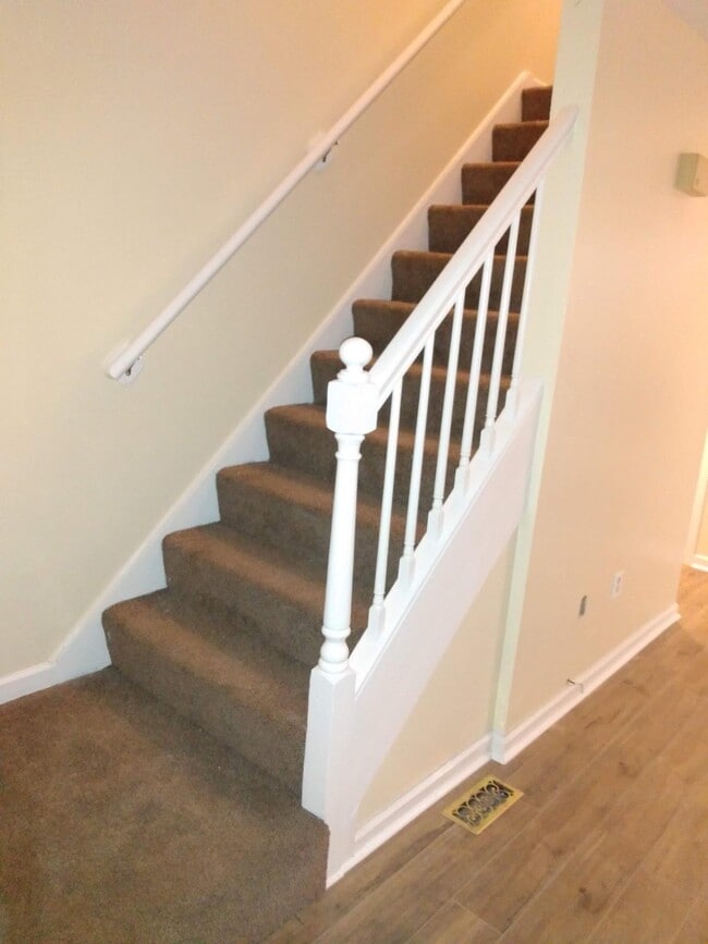Building Photo - 14 Windwood Dr